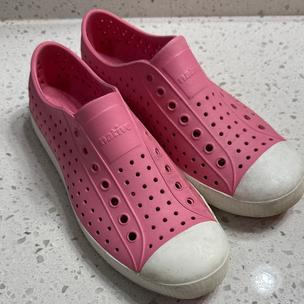 Native Jefferson’s Pink Perforated Slip-Ons GUC Women’s SZ 10 Men’s SZ 8 summer - Picture 1 of 6